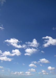 高い青空と白い浮雲