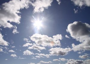 青空に輝く太陽・浮雲